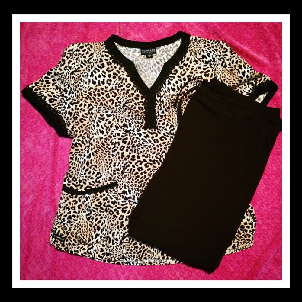 ❣️2/$20❣️ Patterned Scrub Top